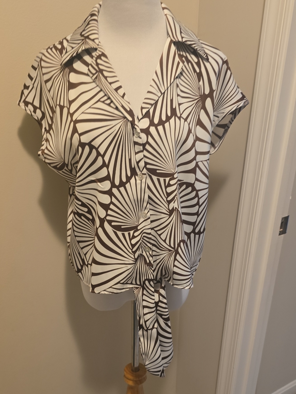 Women’s Brown and White Tie-Front Short Sleeve Top